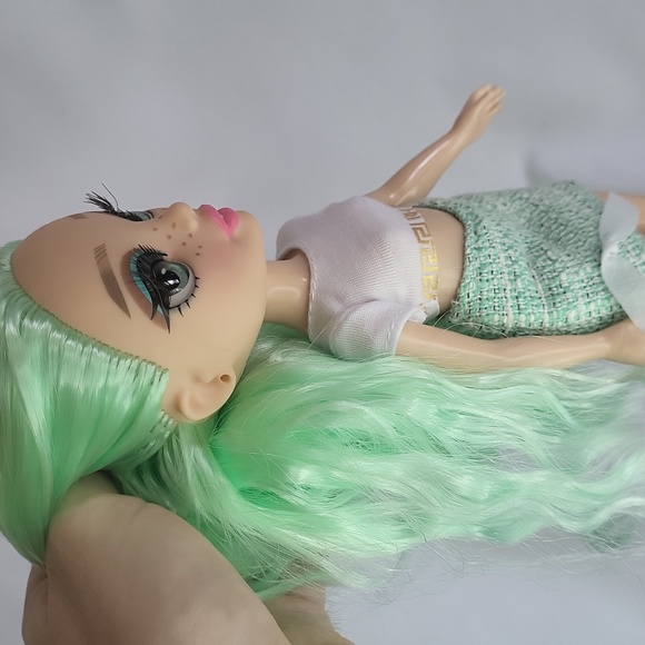 Rainbow High Daphne Minton Doll Adult Owned Great Condition 11" - Picture 6 of 14